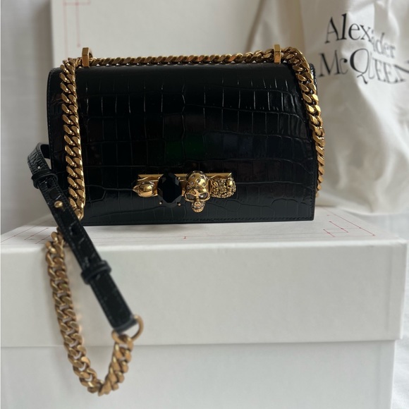 Alexander McQueen
Jewelled Knuckle Croc
Embossed Leather
Crossbody Bag NWT - Picture 2 of 8